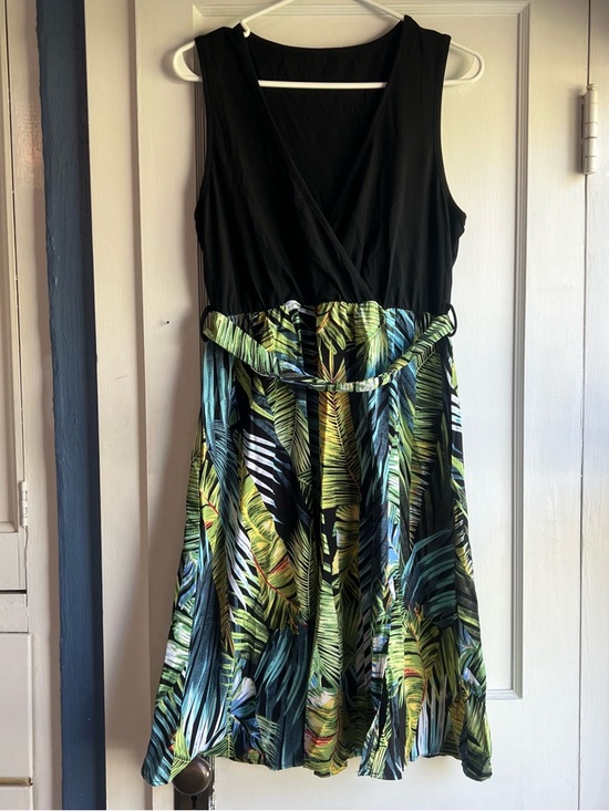 SHEIN Dresses & Skirts - SHEIN Black & Tropical Leaf Print Midi Dress